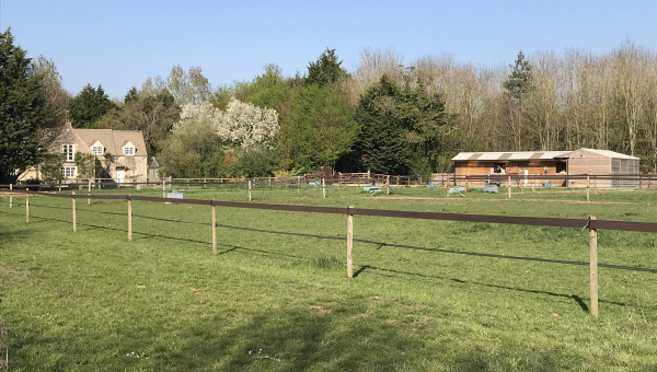Three bedroom house with stables and grazing between Lechlade and Burford available